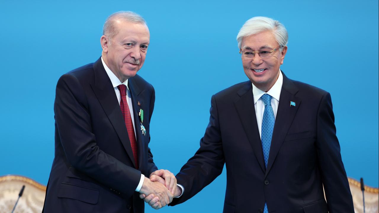 Erdoğan’a Kazakistan’da Hoca Ahmet Yesevi Nişanı Verildi
