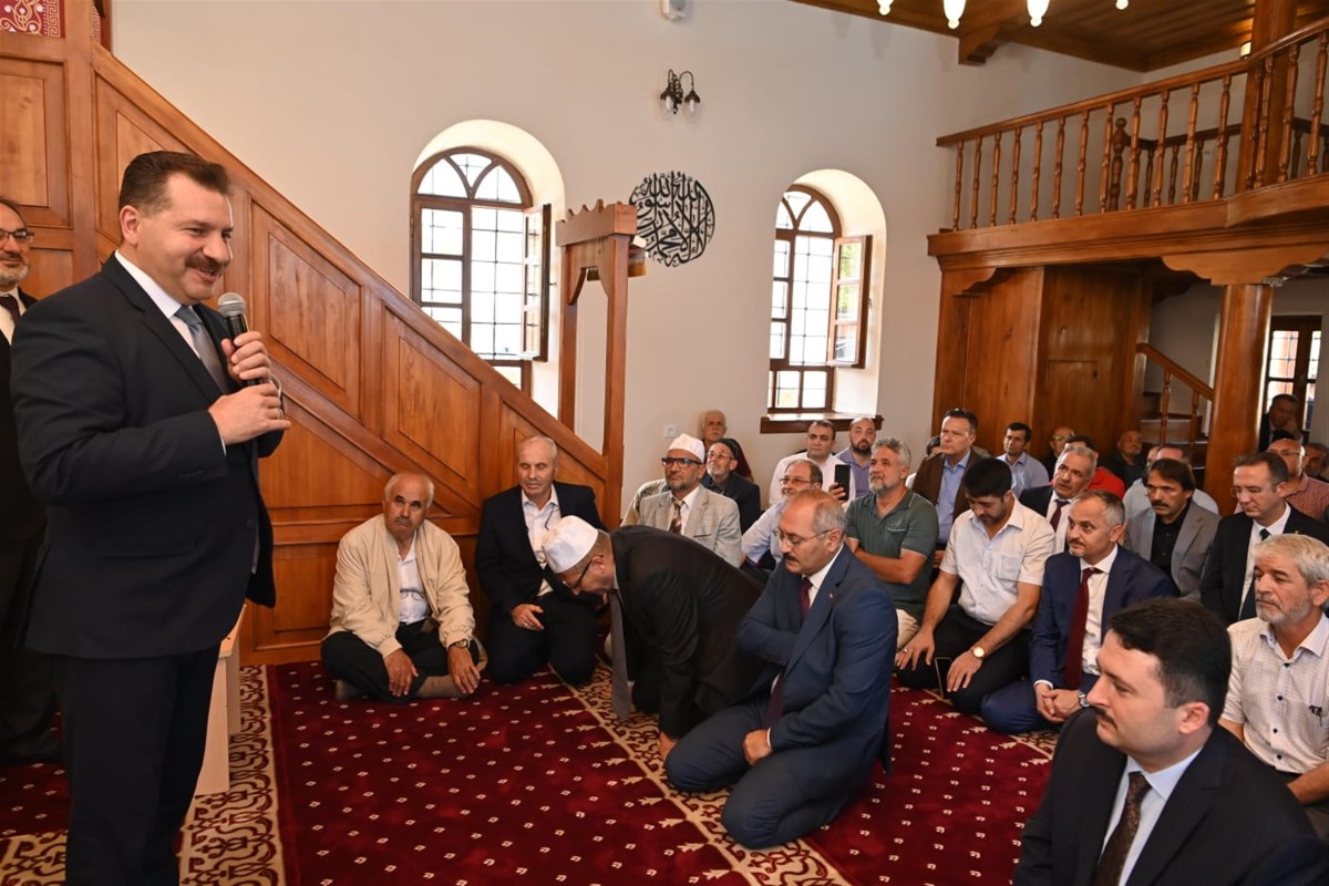 120 yıllık tarihi camide yeniden ezan sesi