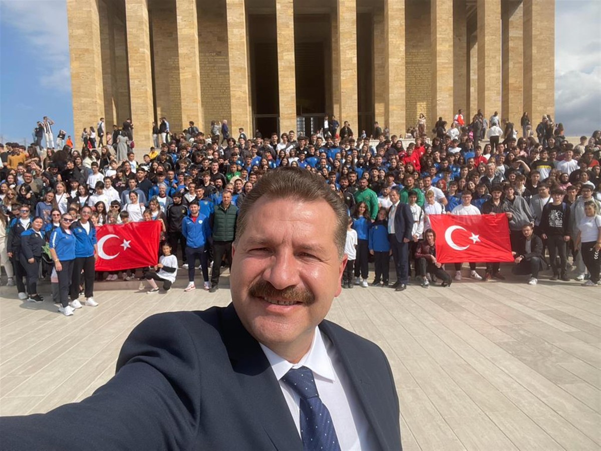 Balıkesirli gençler Ata’nın huzurunda