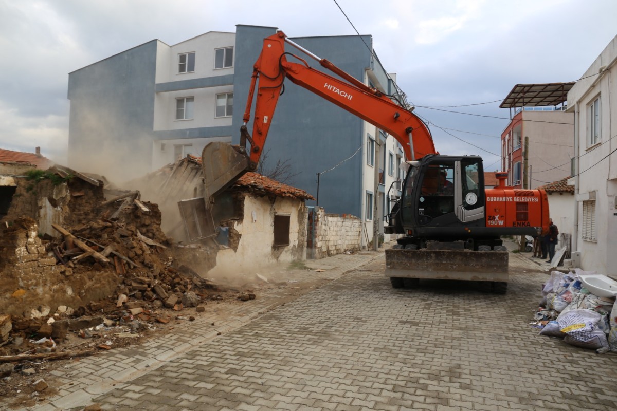BURHANİYE METRUK BİNALARDAN KURTULUYOR
