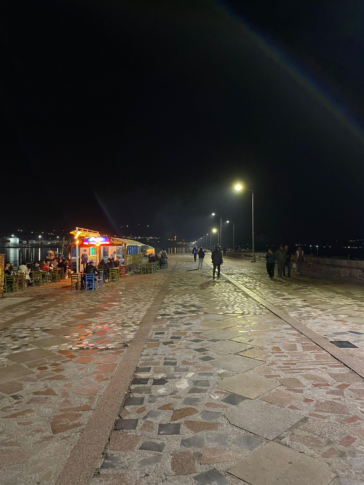 Büyükşehir Mendirek’i aydınlığa kavuşturdu