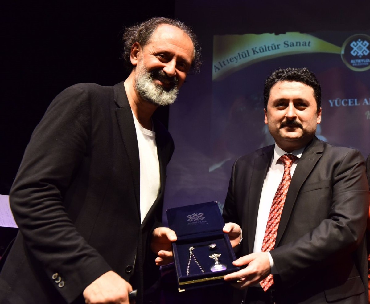 ALTIEYLÜL’DE UNUTULMAZ YÜCEL ARZEN KONSERİ