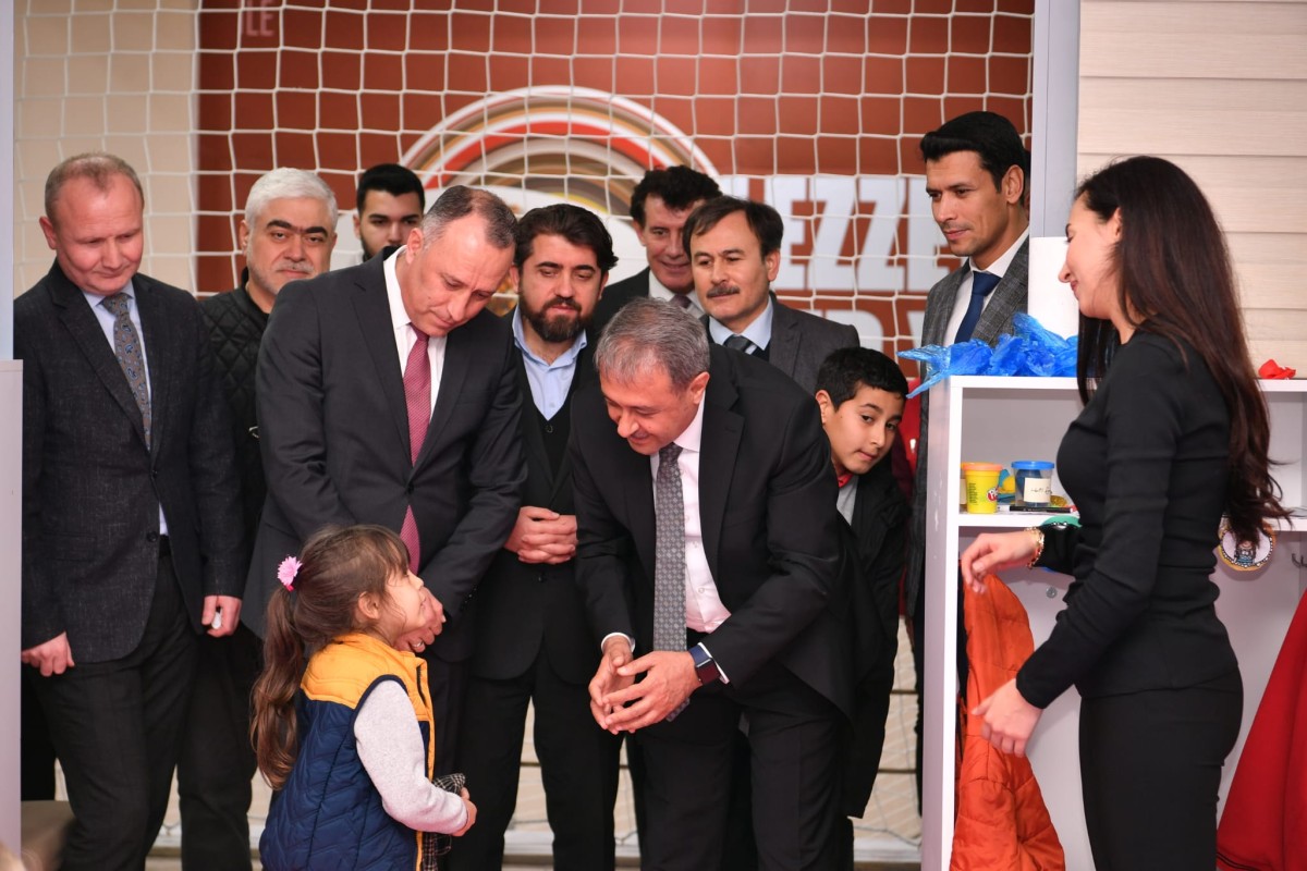 VALİ ŞILDAK GSB YURTLARINDA KALAN DEPREMZEDE AİLELERİ ZİYARET ETTİ