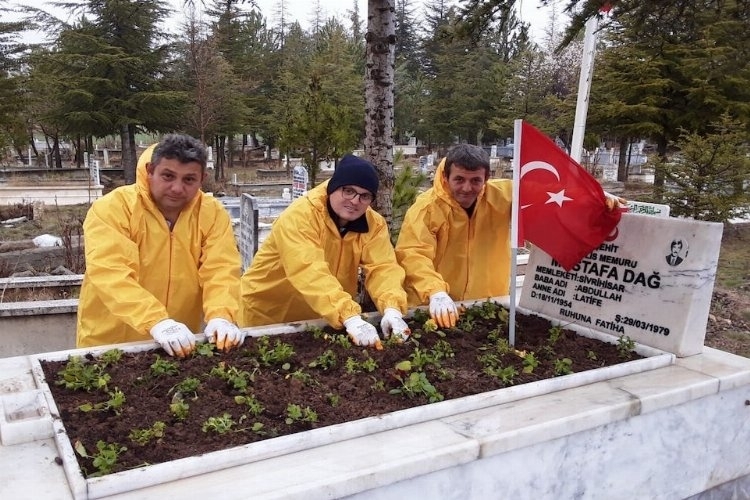 18 Mart Şehitleri Anma Gününde Şehit kabirleri çiçeklerle donatıldı
