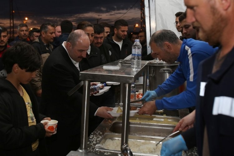 Bakan Varank, Depremzede vatandaşlarla birlikte orucunu açtı