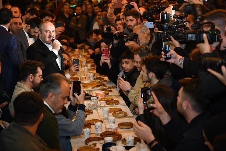 Bakan Varank, sahura Togg’la geldi.