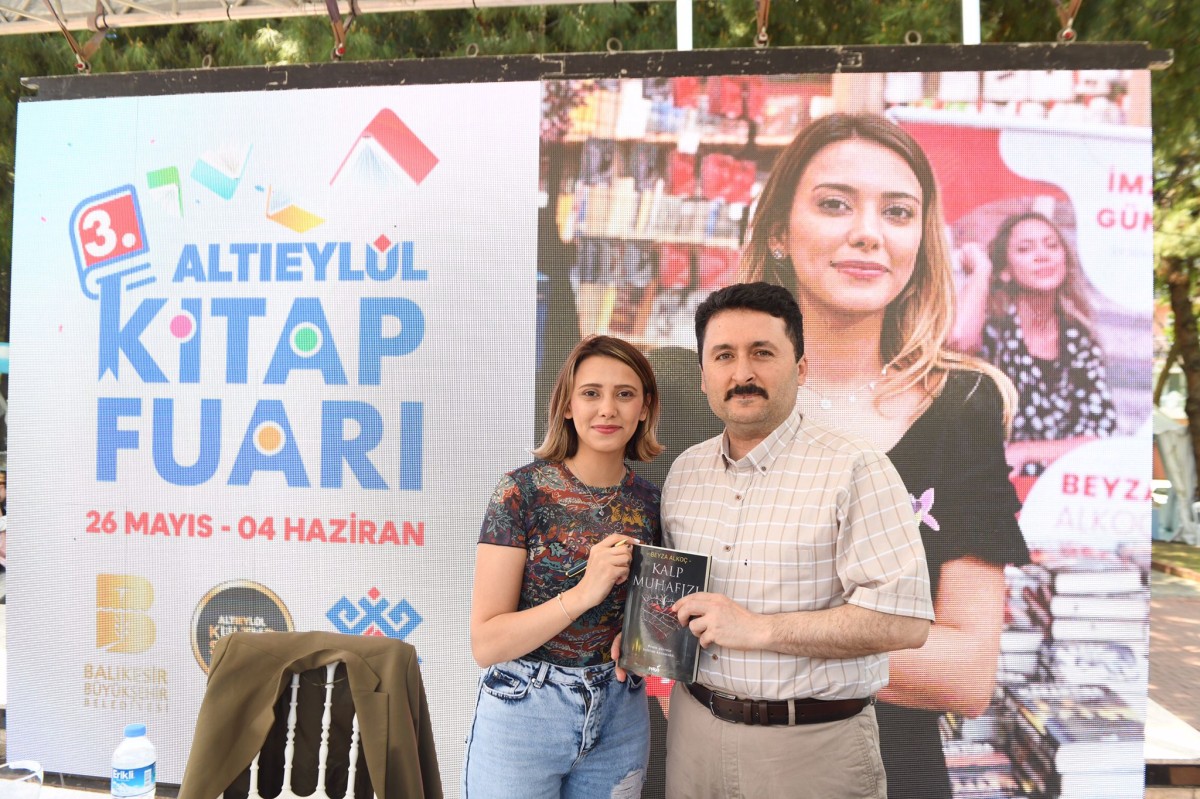 YAZARLARA BÜYÜK İLGİ
