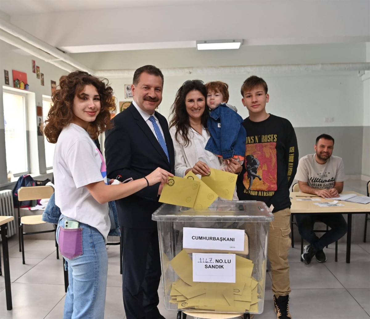 Başkan Yılmaz, oyunu ailesi ile birlikte kullandı 