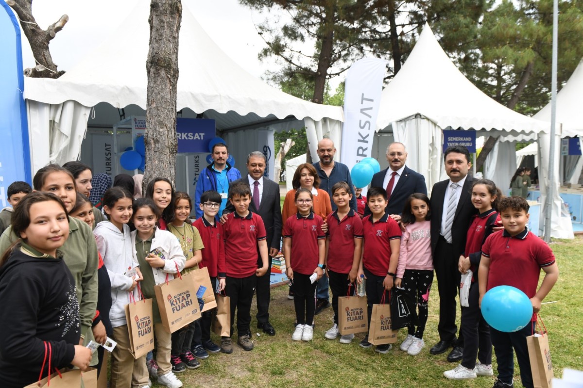 3. ALTIEYLÜL KİTAP FUARI DEVAM EDİYOR