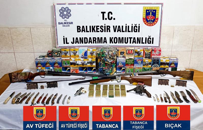 Balıkesir Jandarmasından Silah Tüccarlarına Operasyon