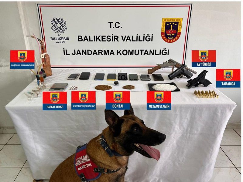 Jandarma Zehir Tacirlerine gözaçtırmıyor