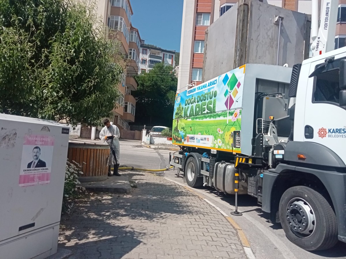 KARESİ’DE ÇÖP KONTEYNIRLARI DEZENFEKTE EDİLİYOR