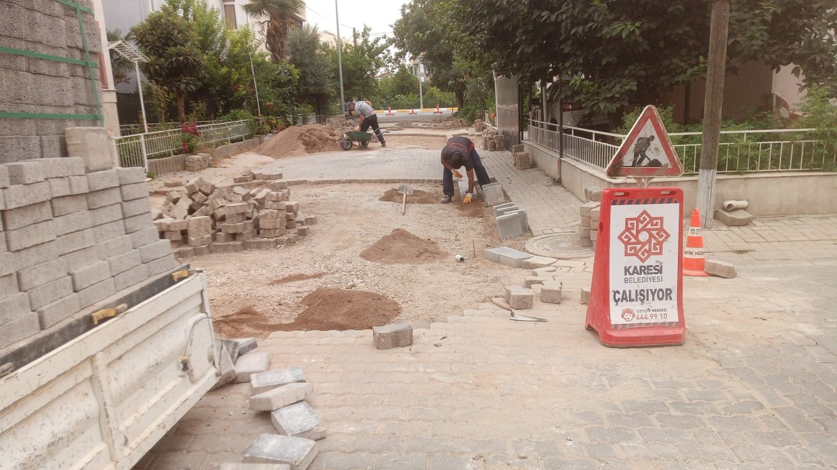 KARESİ’DE YOLLAR ÖRÜLÜYOR