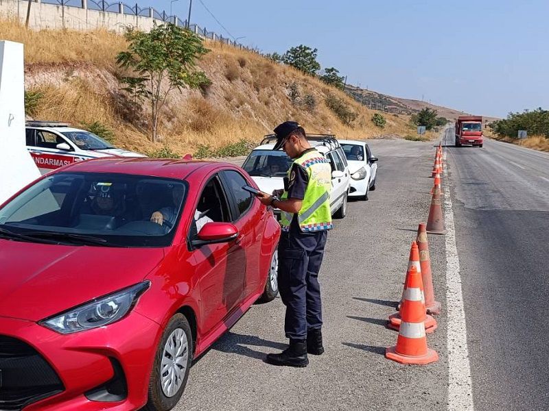 Jandarma'dan araç kullanırken telefon kullananlara yönelik denetim