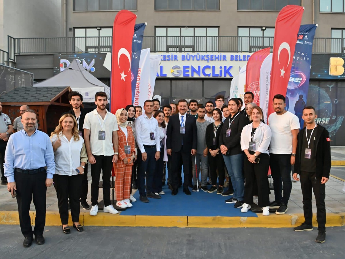 100. yılda 100 genç dijital dönüşümü Balıkesir’de konuştu