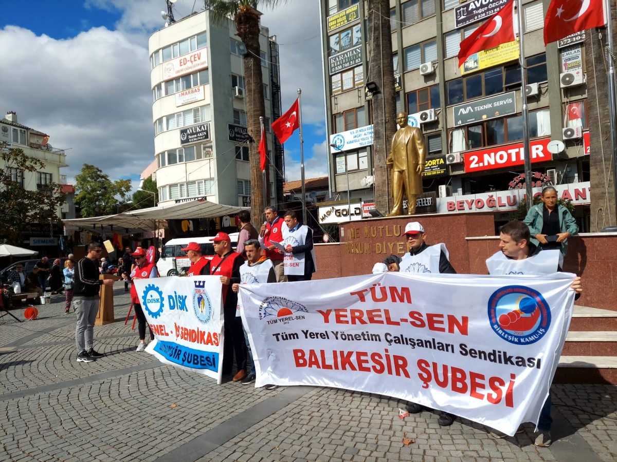 5 AYDIR EDREMİT BELEDİYESİ'NDEN MAAŞ ALAMAYAN İŞÇİLER MEYDANA İNDİ