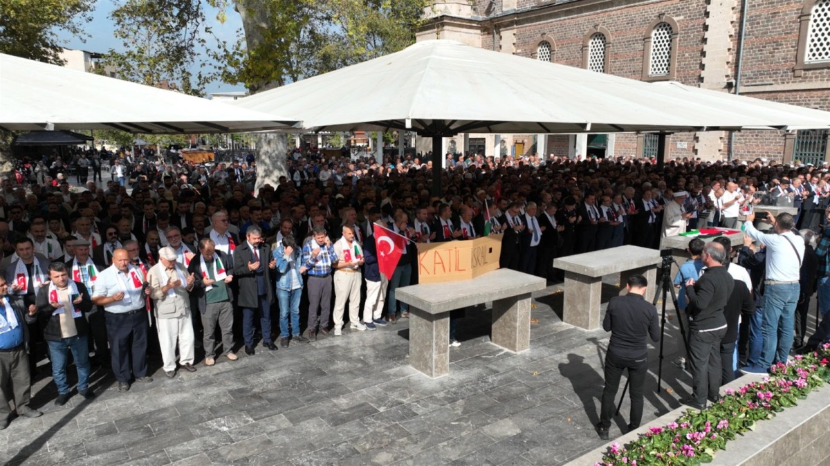 “Katil İsrail Filistin’den defol”
