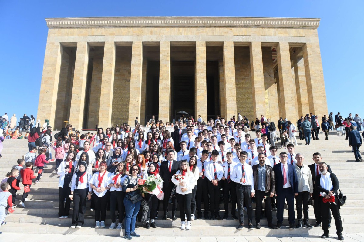 Altıeylül Cumhuriyetimizin 100. yılında 100 öğrenci ile Anıtkabir’de