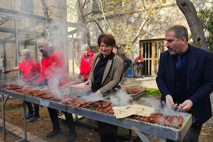Gazi Meclis'te mangal partisi