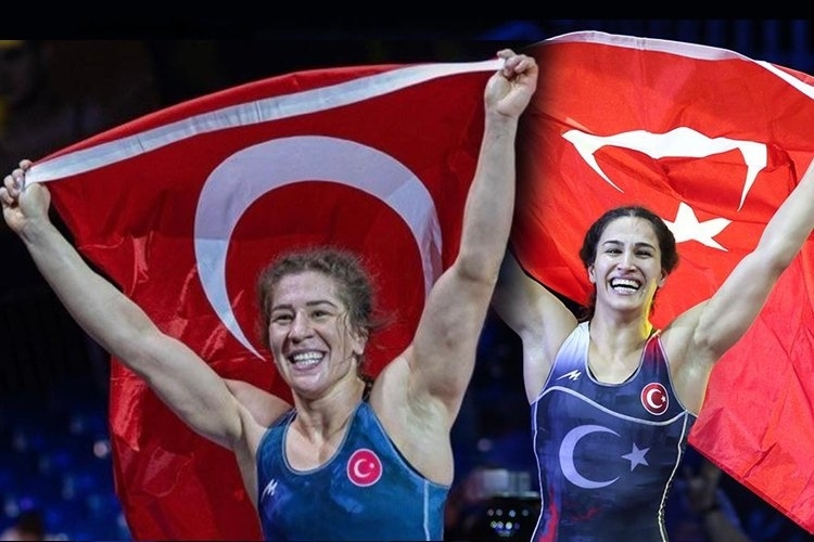 Kadın Güreşçilerden Gelen Madalya