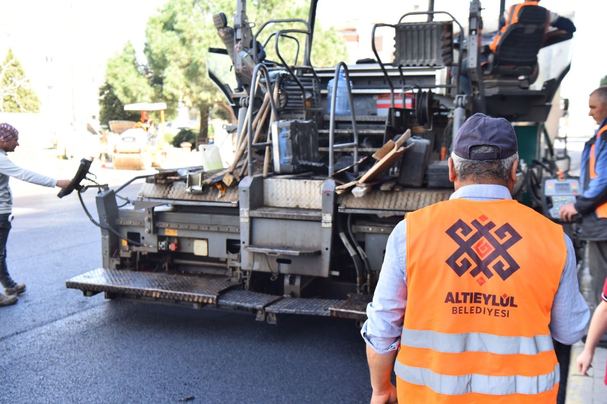 ALTIEYLÜL’DE HİZMET HIZ KESMEDEN DEVAM EDİYOR