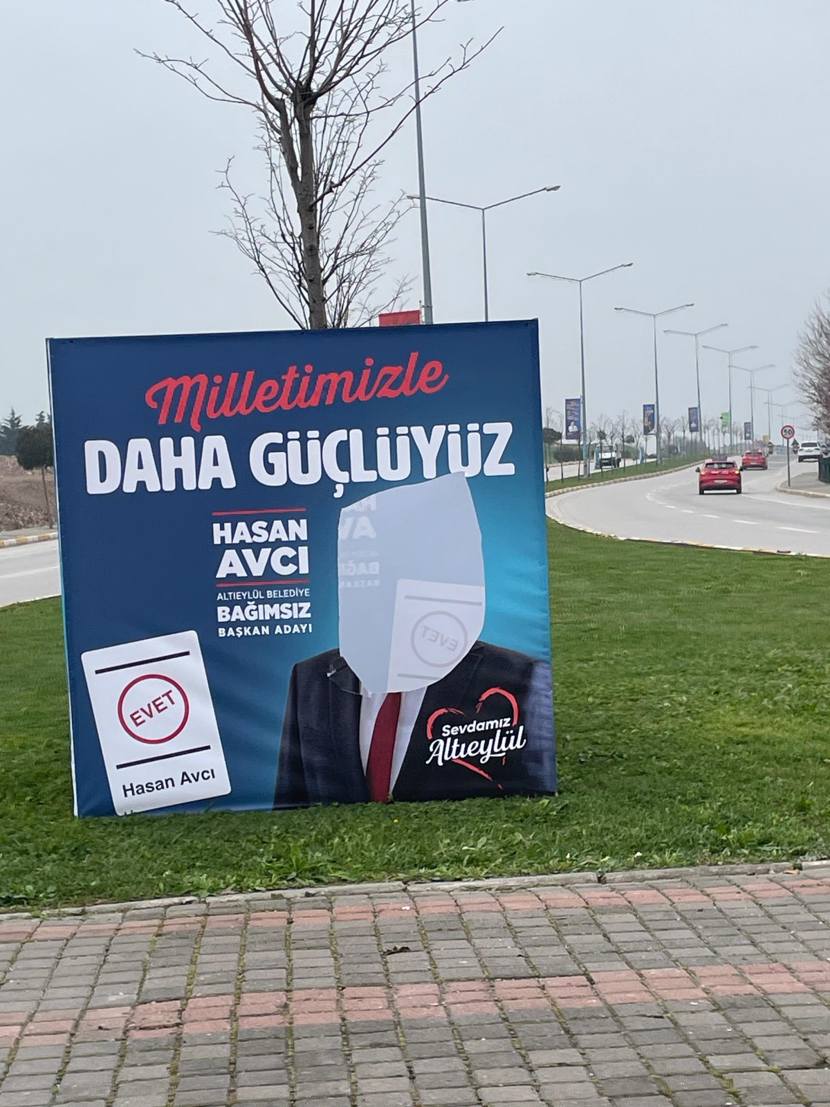 HASAN AVCI'NIN AFİŞLERİNE ÇİRKİN SALDIRI