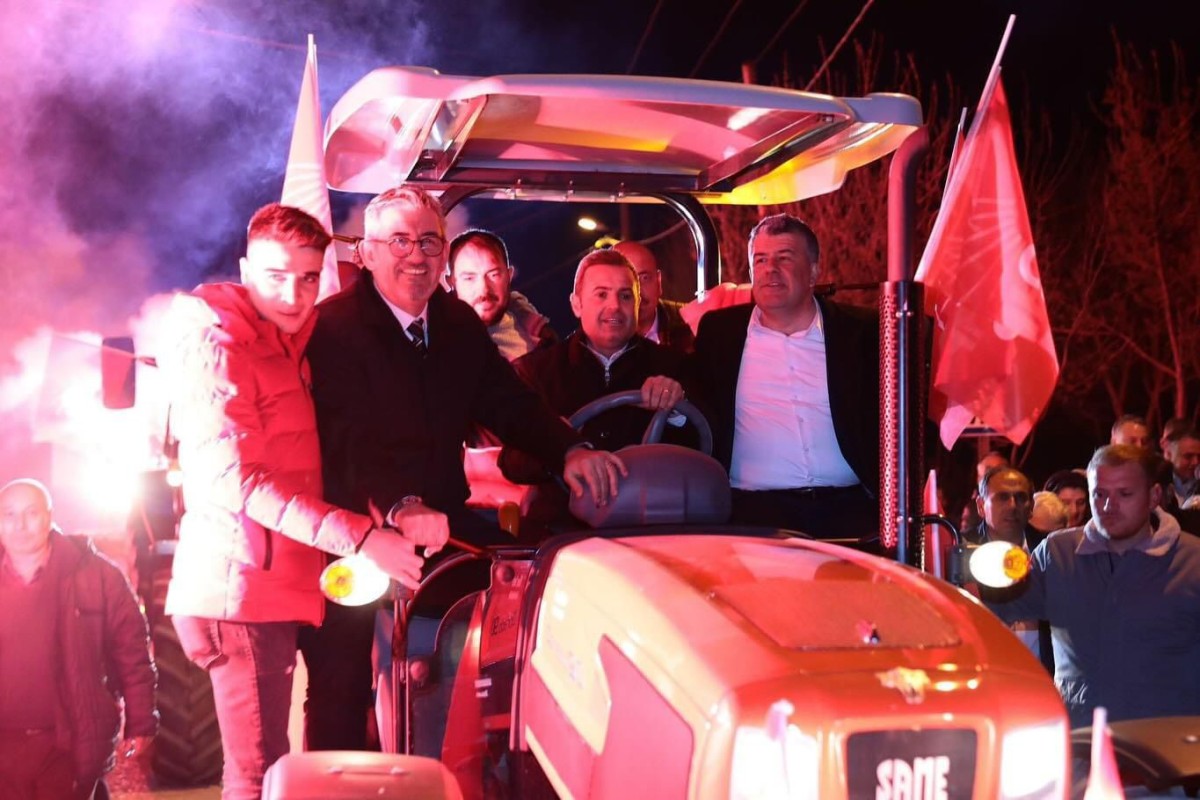 CHP’Lİ AHMET AKIN’A ŞAMLI’DA TRAKTÖR KONVOYUYLA KARŞILAMA