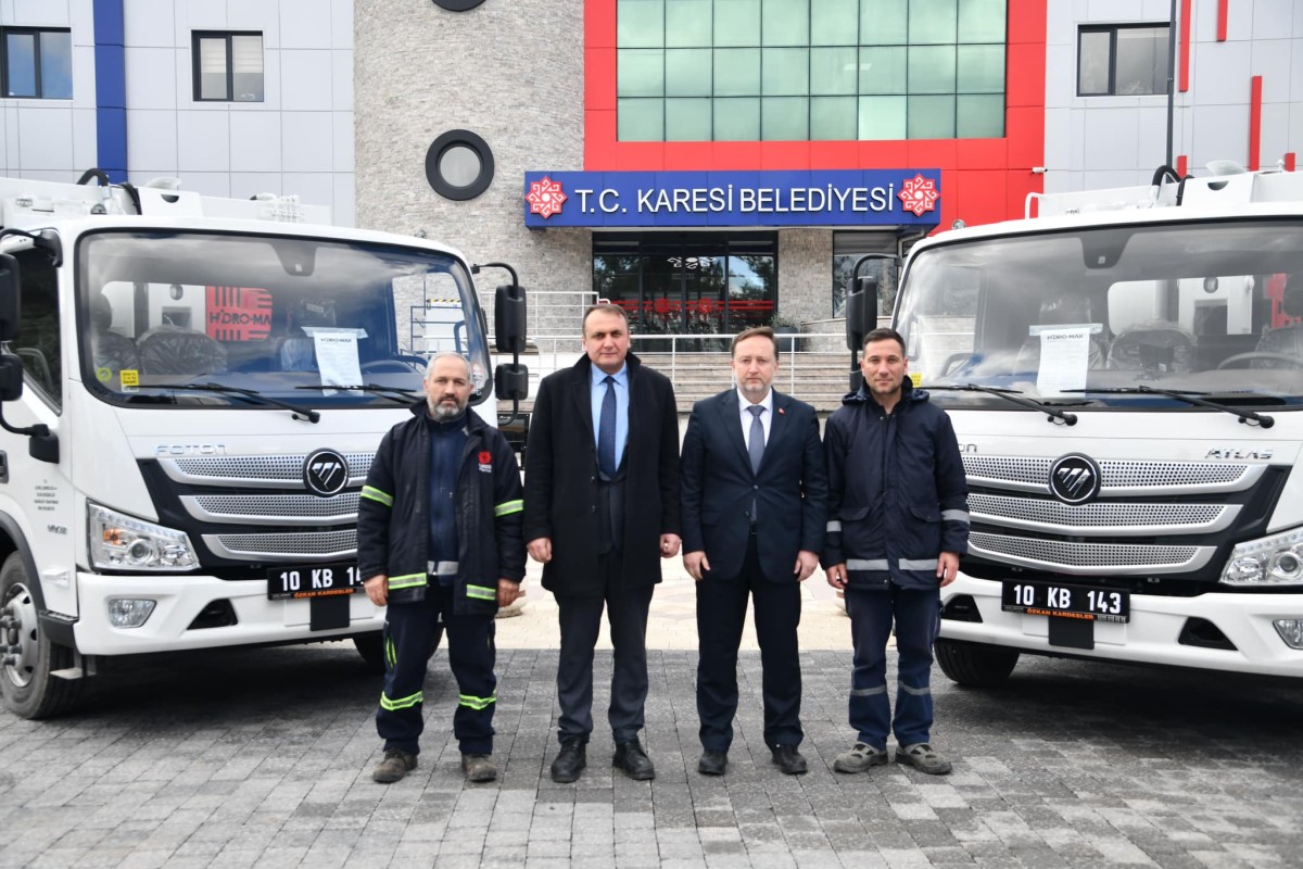 ÇEVRE BAKANLIĞI’NDAN KARESİ’YE 2 ÇÖP KAMYONU
