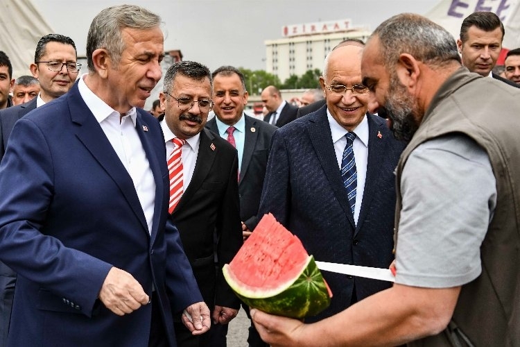 Seçim Zaferini Karpuz İle Kutladılar
