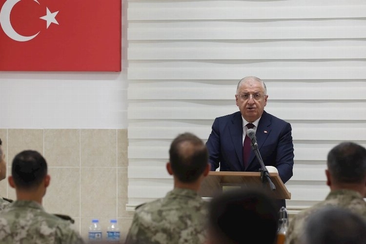 Bakan Güler, Mehmetçikle Birlikte Yemek Paylaştı