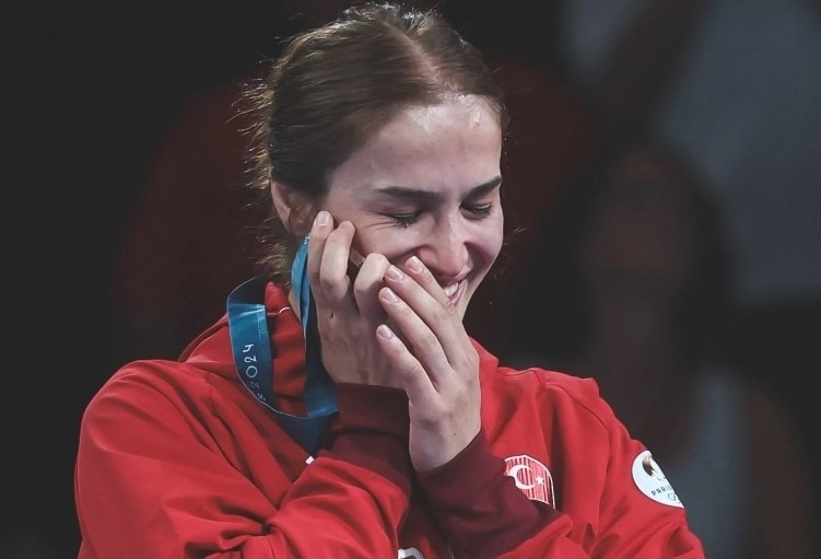 Buse Tosun Çavuşoğlu Paris 2024'te Türkiye'ye İlk Güreş Madalyasını Kazandırdı