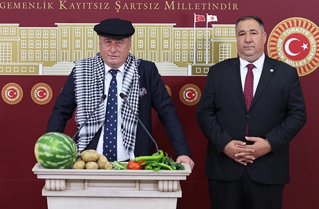 Kasketi Takan Milletvekili, Sebze ve Meyveleri TBMM Kürsüsüne Yerleştirdi