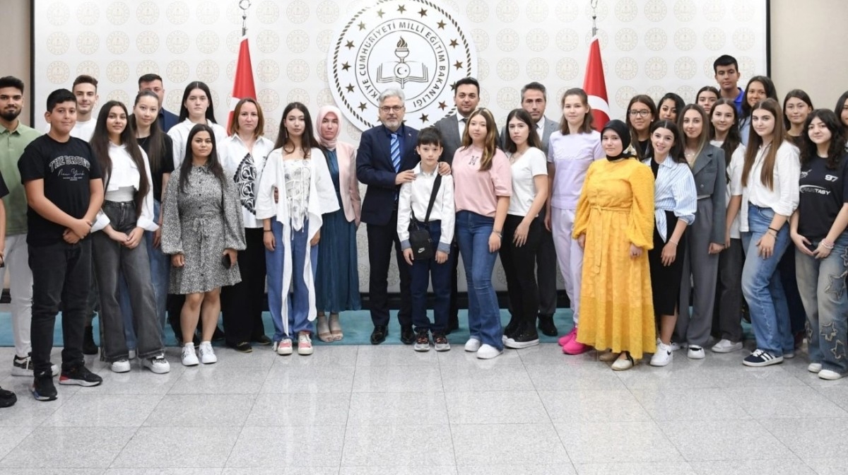 Romanya'dan Öğrenciler MEB'i Ziyaret Etti