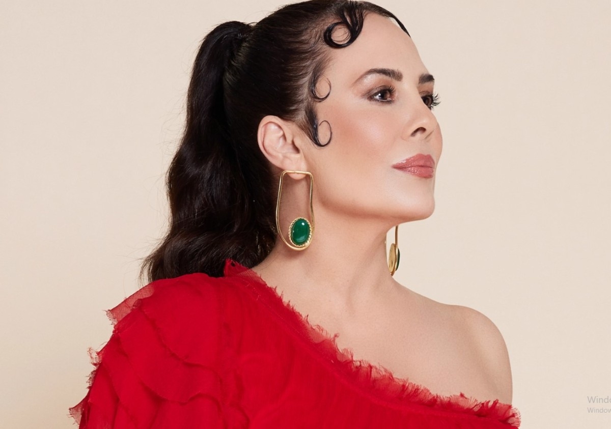 Demet Sağıroğlu, 'Aşktan Bir Fazla' İle Geri Döndü