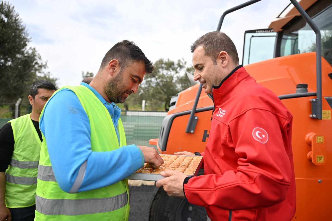 YOL İŞÇİLERİNE BAKLAVALAR BAŞKAN AKIN'DAN