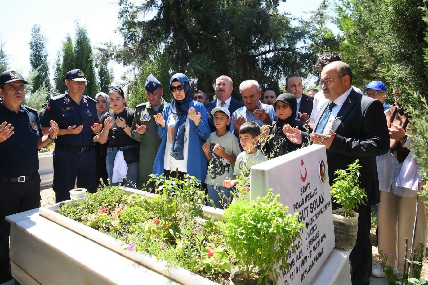 Vali Ustaoğlu, 15 Temmuz Şehidi Turgut Solak'ın Kabrini ve Ailesini Ziyaret Etti